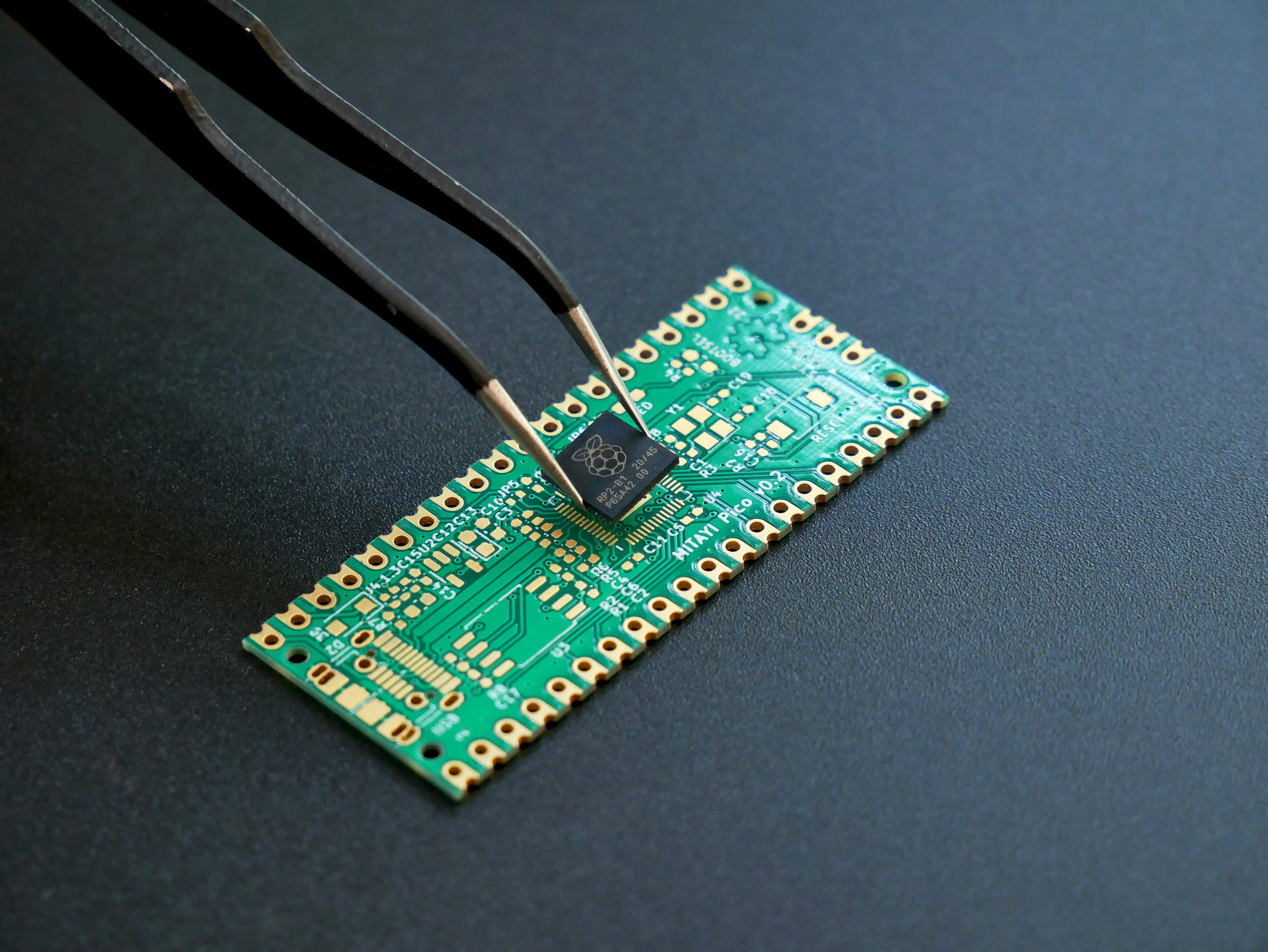 Detalj elektronike i radne opreme u servisu